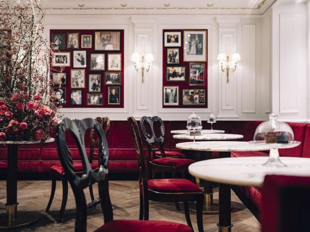 Interieur des Hotel Sacher in Salzburg mit Tischen und roter Samtbestuhlung.