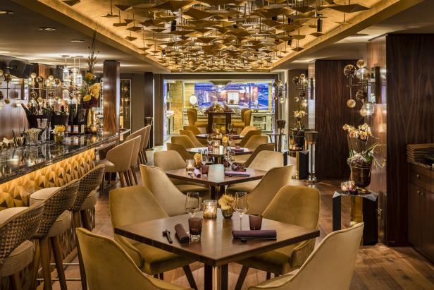 Innenansicht des Restaurants im Hotel Vier Jahreszeiten in Hamburg.