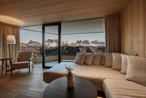 Blick aus einem Hotelzimmer auf die schneebedeckten Berge von Forestis in Südtirol.