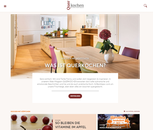 Eine moderne Küche mit Holztisch und bunten Stühlen unter dem Logo von „Quer kochen“.