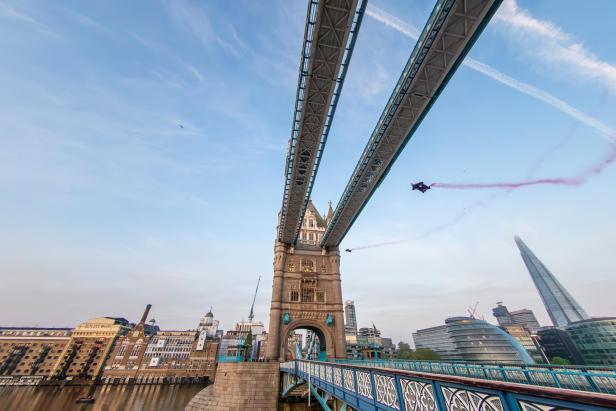 Skydiver fliegen durch die Tower Bridge in London 2 österreichische Skydiver beim Flug durch die Tower Bridge in London