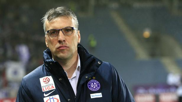 Ein Mann mit Brille und Winterjacke mit Logos der österreichischen Bundesliga.
