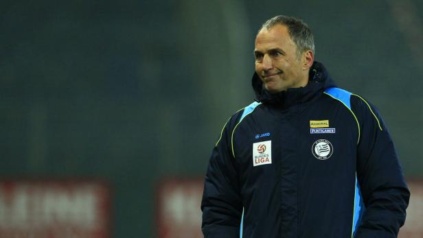 Ein Mann in einer Jacke des Fußballvereins SK Sturm Graz.