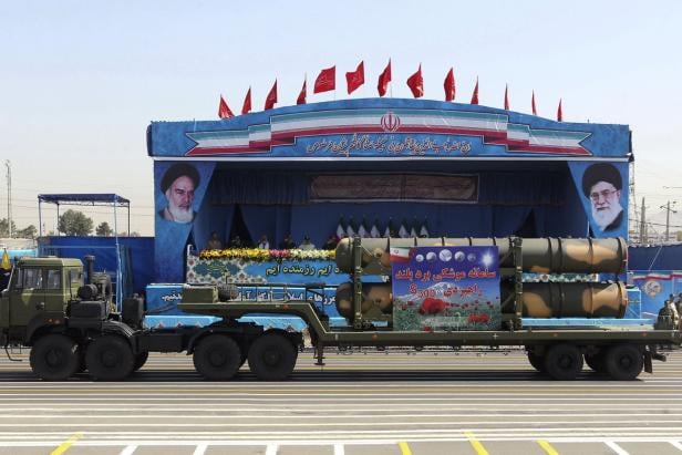 Ein S-300-Raketensystem wird bei einer Militärparade in Teheran vorgeführt.