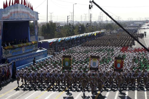 Eine Militärparade mit Soldaten und Flaggen im Iran.