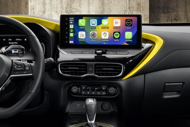 jukemc2024-interioriconicyellowbodycolor-n-sport-dashboardinfotainmentyellowa.jpg