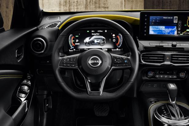 jukemc2024-interioriconicyellowbodycolor-n-sport-steeringwheel.jpg