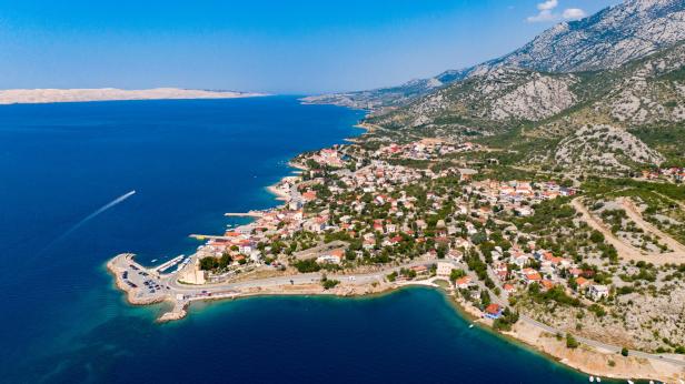 Luftaufnahme der Küstenstadt Karlobag in Kroatien mit Blick auf das Meer und die Berge.