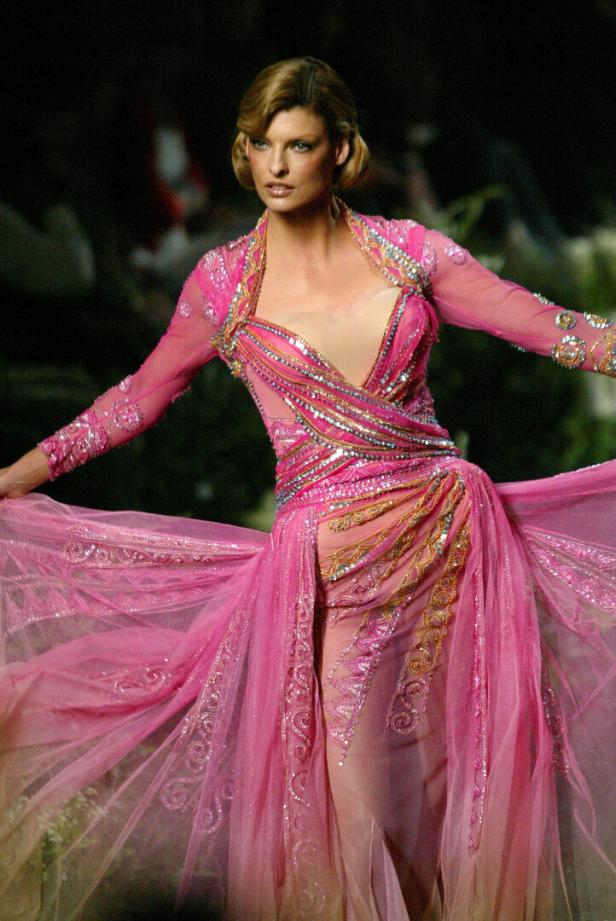 Linda Evangelista präsentiert ein rosafarbenes Kleid auf dem Laufsteg.