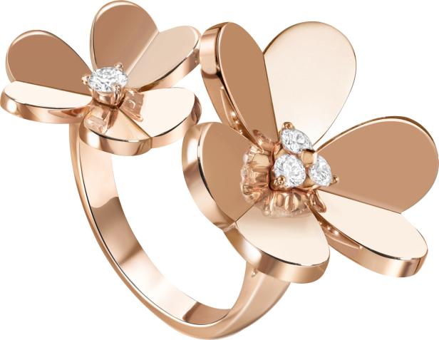 Ein roségoldener Ring mit zwei blütenförmigen Elementen, die mit Diamanten besetzt sind.