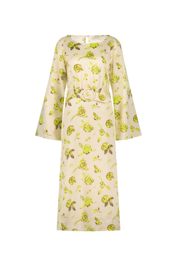 Ein cremefarbenes Kleid mit gelben Rosen und einem passenden Gürtel.