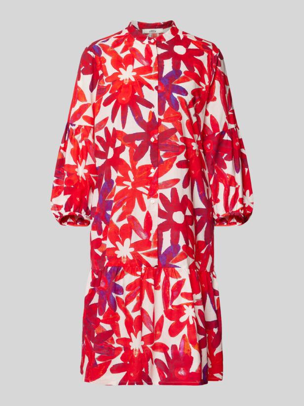 Ein weißes Hemdkleid mit einem roten und violetten Blumenmuster.