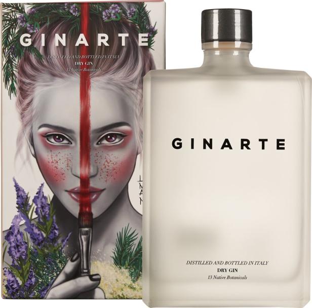Eine Flasche Gin Arte neben der zugehörigen Verpackung mit einem Frauenporträt.