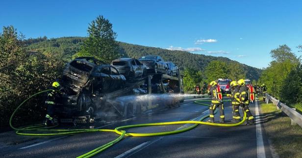 NÖ: Großbrand mit vier E-Autos auf Transportanhänger