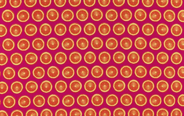 Orangenscheiben auf einem dunkelroten Hintergrund: Knalliger Einrichtungsstoff „Oranges“, ein Flachsiebdruck auf Baumwollgewebe aus Schweden: Rydboholms Textil, Design von Carina Hägg, 1999.
