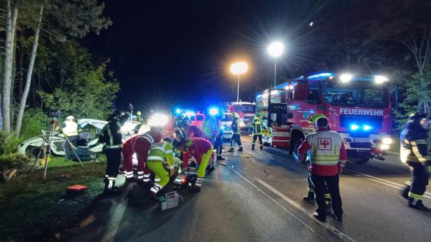 Straßenrennen? 2 Frauen mit Hubschrauber ins Spital geflogen