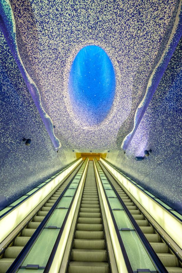 Eine Rolltreppe führt in die U-Bahn-Station Toledo in Neapel, Italien.