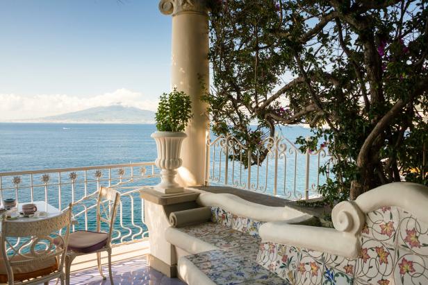 Ein Blick von einer Terrasse auf das Meer mit dem Vesuv im Hintergrund.