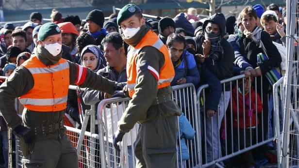 Tausende Flüchtlinge vor österreichischer Grenze in Slowenien