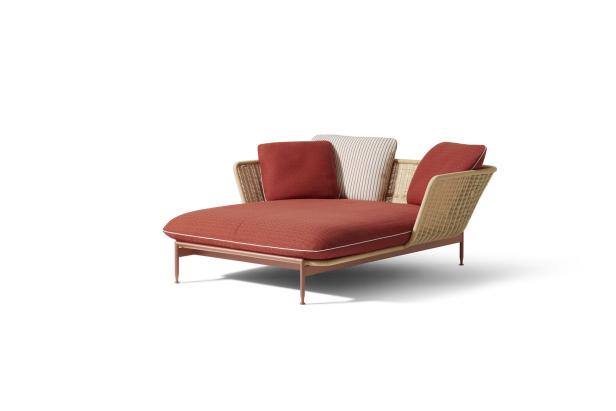Eine orangefarbene Rattan-Chaiselongue mit Kissen steht auf einem weißen Hintergrund.