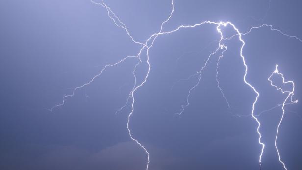 Ein Blitz erhellt den dunklen Himmel.