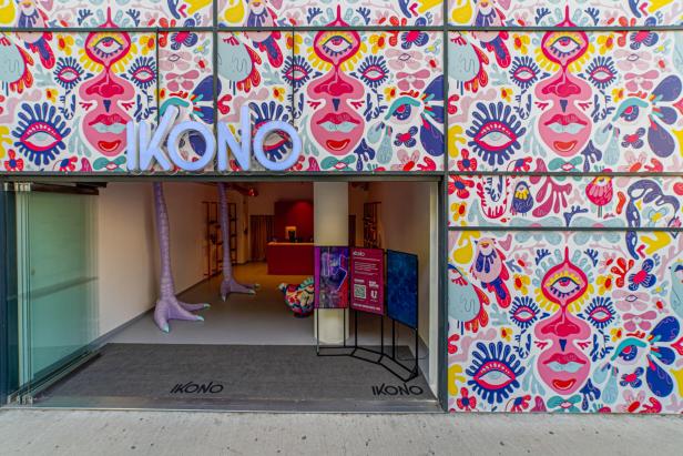Der Eingangsbereich des „Ikono“-Museums mit bunten, psychedelischen Wandmalereien.
