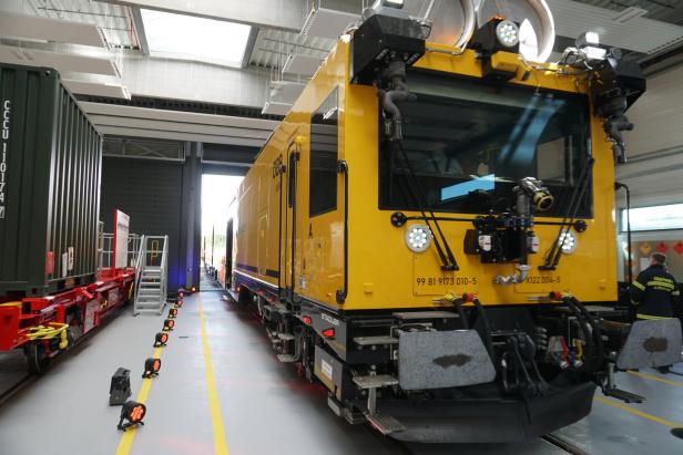 Hightech-Zug kann bei Tunnelunfällen retten und löschen zugleich