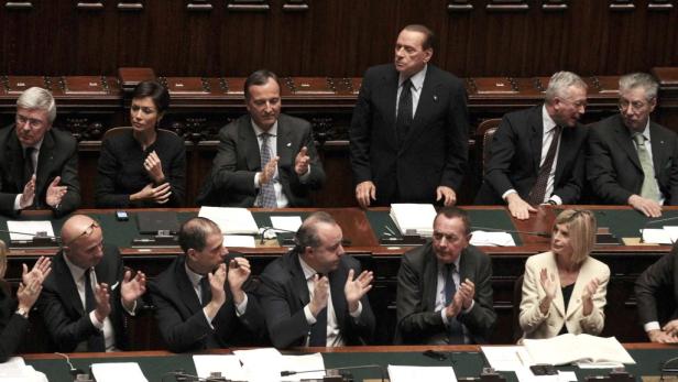 "Silvio ins Gefängnis": Abschied mit Buhrufen