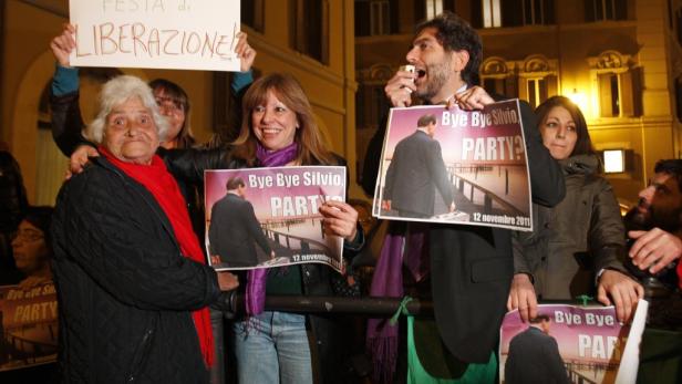 "Silvio ins Gefängnis": Abschied mit Buhrufen
