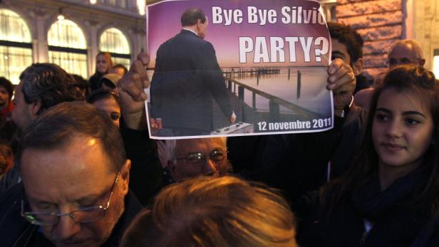 "Silvio ins Gefängnis": Abschied mit Buhrufen