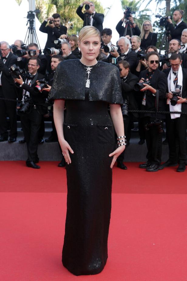 Greta Gerwig auf dem roten Teppich in einem schwarzen Paillettenkleid.