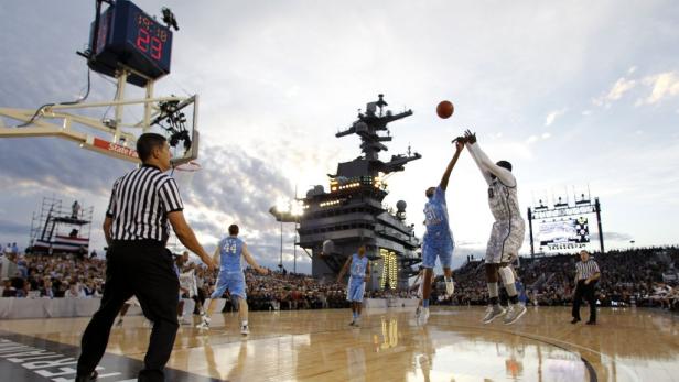 Basketball-Spektakel auf Kriegsschiff