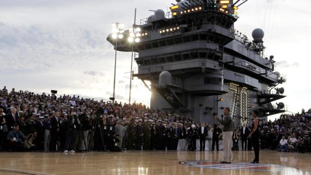 Basketball-Spektakel auf Kriegsschiff