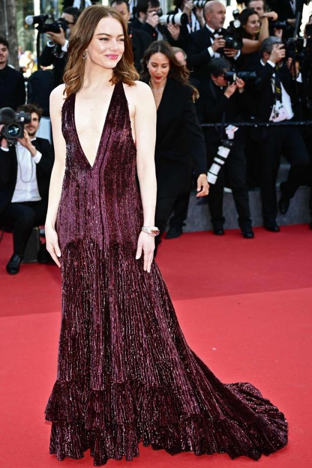 Emma Stone auf dem roten Teppich in einem glitzernden, tief ausgeschnittenen Kleid.