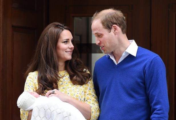 Kate Middleton und Prinz William präsentieren ihr neugeborenes Baby.