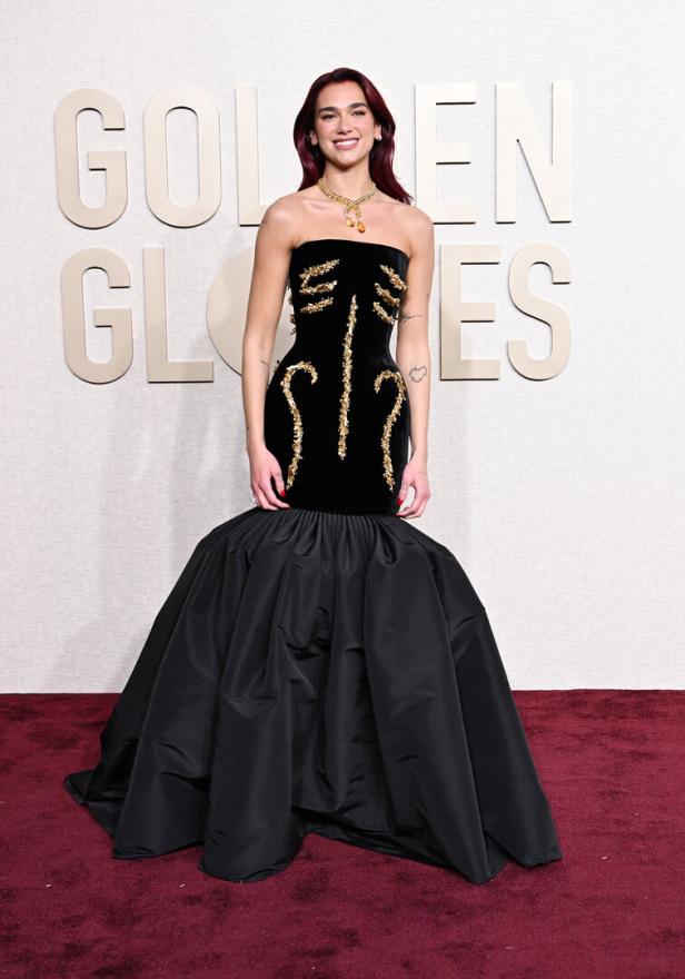 Dua Lipa posiert bei den Golden Globes.