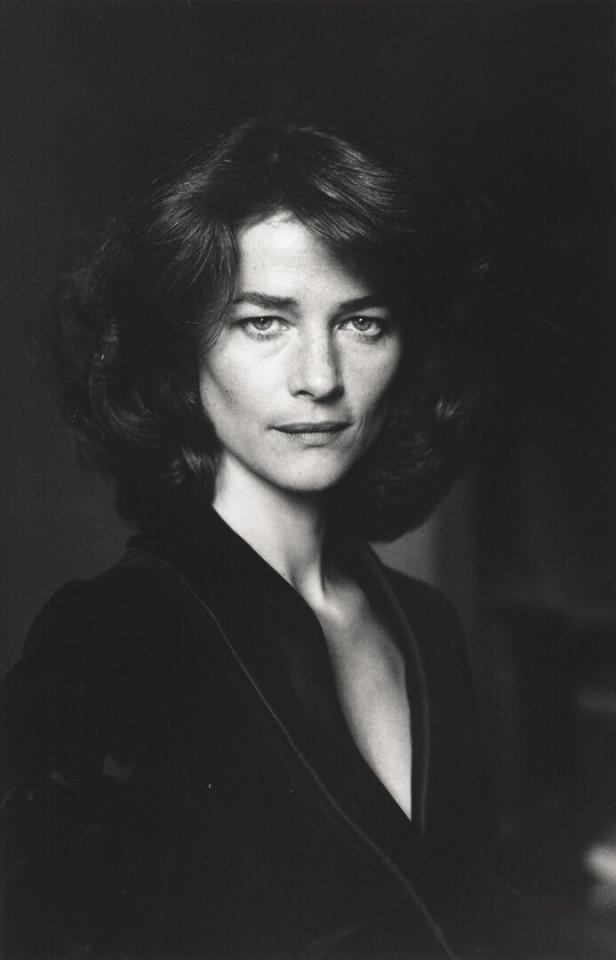 Charlotte Rampling mit schwarzem Sakko und dunklen Haaren sieht auf diesem Porträtbild ernst aus.