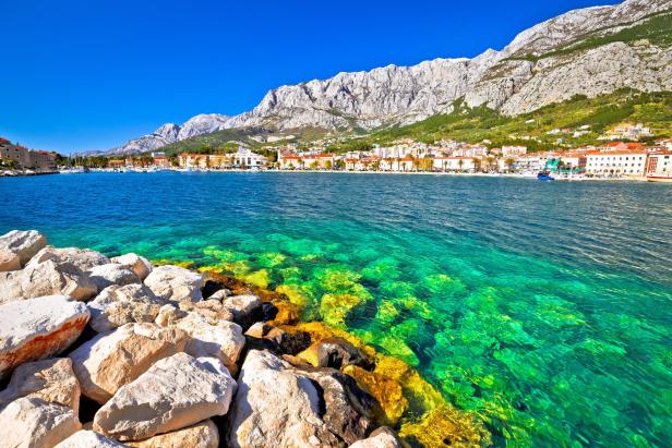 Makarska Riviera in Kroatien mit Blick auf das Biokovo-Gebirge.