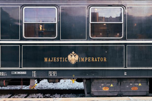 Die Seite eines Zugwaggons des „Majestic Imperator“ mit goldenen Schriftzügen und einem Wappen.