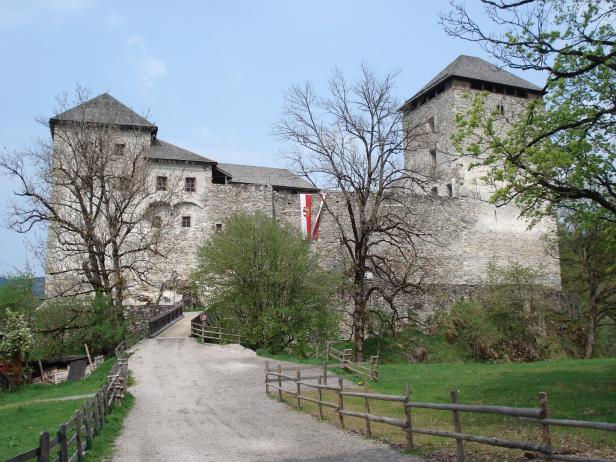 Die Burg Heinfels in Osttirol mit einer rot-weißen Flagge an der Fassade.