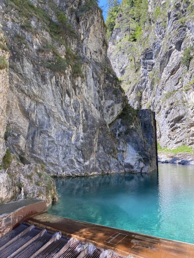 Türkisblaues Wasser zwischen steilen Felswänden in einer Schlucht.