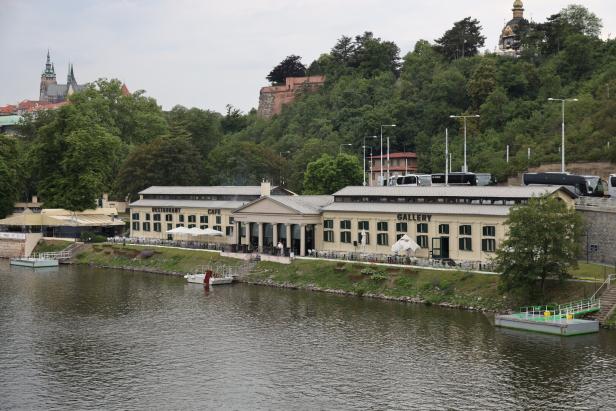Die Civil-Schwimmschule in Prag