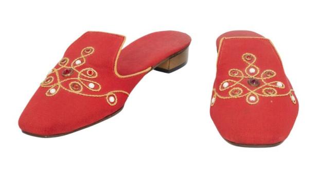 Rote Slipper, die mit goldenen Fäden und Schmucksteinen verziert sind; Schuhe von Wallis Simpson, Duchess of Windsor.