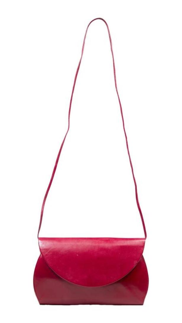 Eine rote Leder-Handtasche.