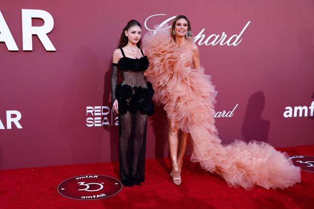 Rosa Rüschen all-over: Heidi & Leni Klums Mutter-Tochter-Auftritt nahe Cannes