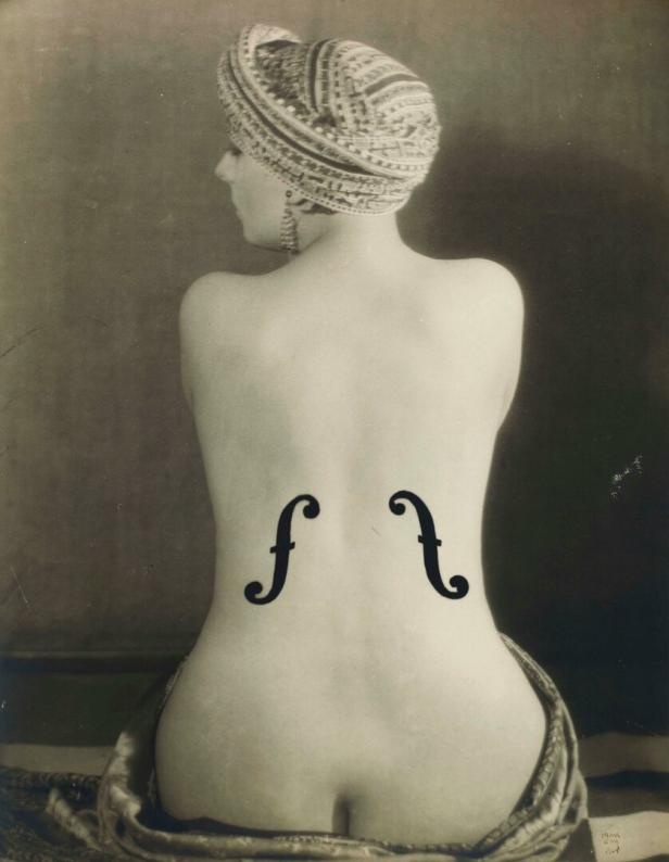 Man Rays „Le Violon d'Ingres“ zeigt den Rücken einer Frau mit aufgemalten F-Löchern.