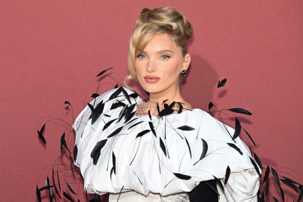 Elsa Hosk trägt ein weißes Kleid mit schwarzen Federn.