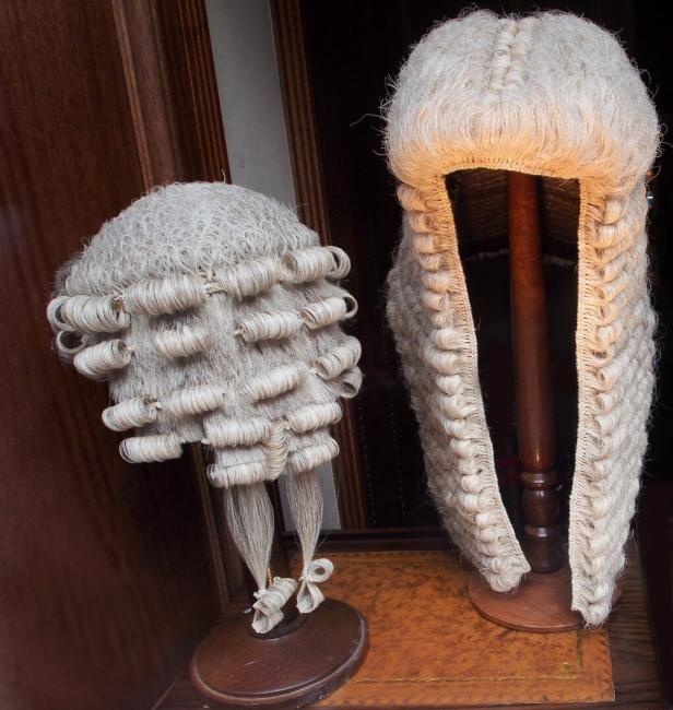 "Haardiskriminierung": Britische Anwälte womöglich bald oben ohne