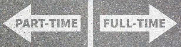 Ein Mann steht auf einem Wegweiser mit der Aufschrift „Teilzeit“ und „Vollzeit“.