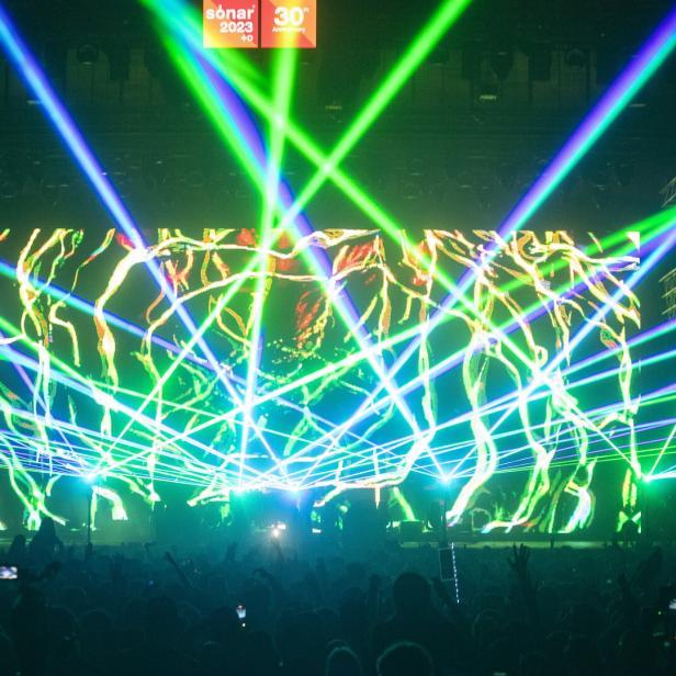 Eine Menschenmenge genießt eine Lichtshow auf dem Sónar Festival 2023.